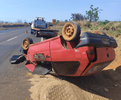 Imagem da notícia Homem fica gravemente ferido após capotar e ser lançado para fora do carro na BR-163 entre São Gabriel e Rio Verde